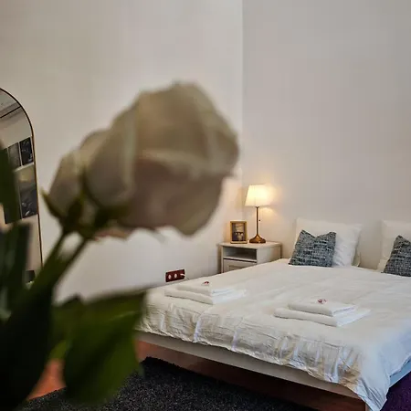 Neuhausz Residenz Ultra-central Apartment